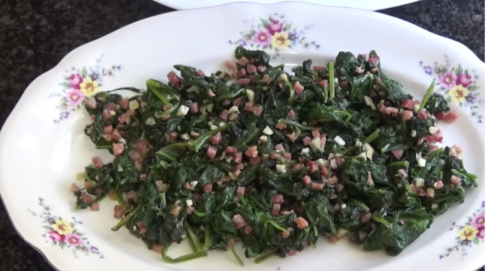 Espinacas al ajillo con jamón acompañado de salchichas al vino blanco con cebolla